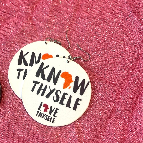 Empowering and beautifully crafted earrings - Picture 3 of 4